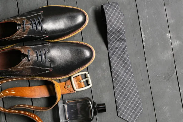 Schuhe Und Accessoires Für Männer Lagen Auf Dem Holzboden — Stockfoto