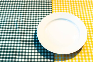 plaka üzerinde sarı damalı masa örtüsü