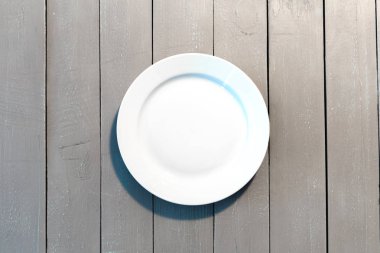 Tahta masada boş beyaz tabak