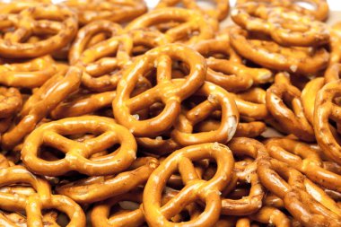 tanımlama bilgilerini bretzels beyaz bir arka plan üzerinde