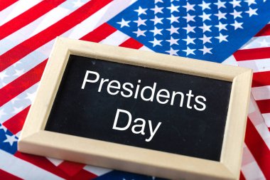 yazı tahtası ve Amerika Birleşik Devletleri bayrağı ile yazılmış metin mutlu Cumhurbaşkanlığı günü