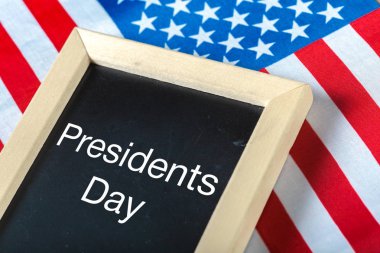 yazı tahtası ve Amerika Birleşik Devletleri bayrağı ile yazılmış metin mutlu Cumhurbaşkanlığı günü