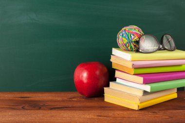 okula dönüş - elma ve Kitaplar kalemler ve yazı tahtası