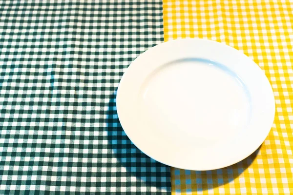 plaka üzerinde sarı damalı masa örtüsü