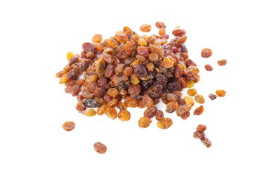 Kurutulmuş kuru üzümler beyaz arka planda izole edilmiş.