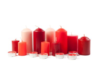 Beyaz arka plan üzerinde izole kırmızı mumlar 