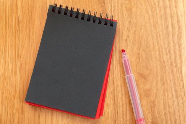 Boş defter ve kalemler ahşap tablo 