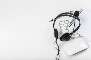 klavye bilgisayar dizüstü bilgisayarda kulaklık