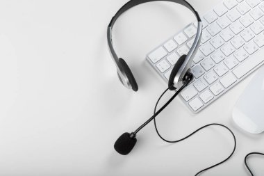 klavye bilgisayar dizüstü bilgisayarda kulaklık