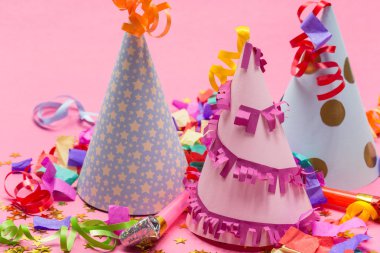 Parti öğeler üzerinde pembe bir arka plan, yakından görmek 