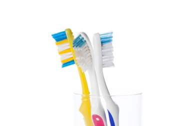 Beyaz arka plan üzerinde izole üç diş fırçaları 