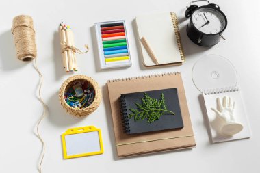 Modern çalışma alanı üstten görünüm 