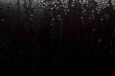 damla su siyah arka plan karşı yakın çekim 