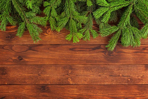 Ahşap arka planda noel ağacı dalları