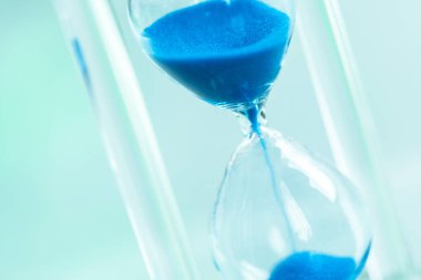 Geçen zaman. Mavi kum saati.