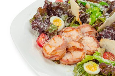 karides salata beyaz tabakta yakın çekim 