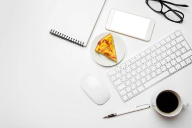 Ofis resepsiyon masası bilgisayar, malzemeleri, kahve fincanı ile