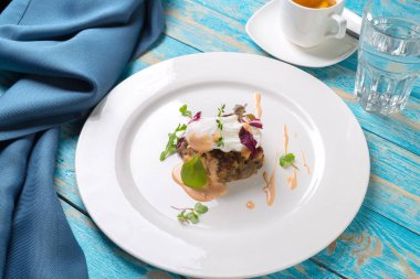 Bir ahşap tahta üzerinde et pirzola