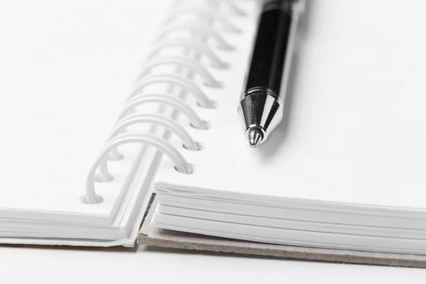 Στυλό Και Σημειωματάριο Που Απομονώνονται Λευκό Φόντο Γκρο Πλαν — Φωτογραφία Αρχείου