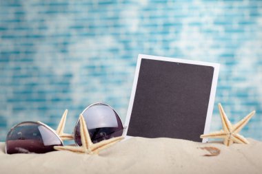 fotoğraf çerçevesi kabukları ile sahilde