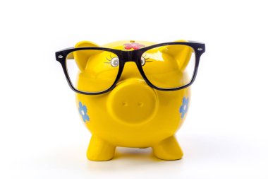 Gözlük, sarı seramik kumbara yakın çekim  