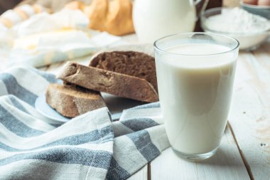 Bir bardak süt ve ekmek.