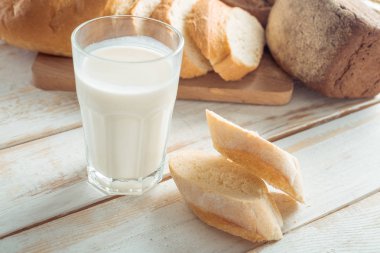 Bir bardak süt ve ekmek.