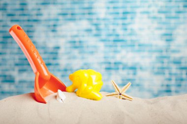 Çocuk oyuncakları kum üzerinde önden görünümü