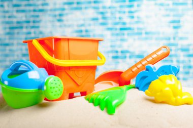 Çocuk oyuncakları kum üzerinde önden görünümü