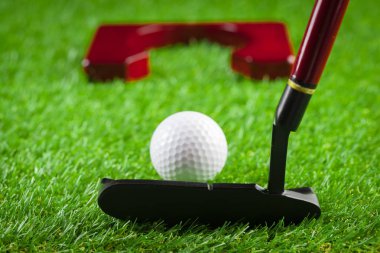 Yeşil çimenlerin üzerinde mini golf ekipmanları 