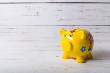 sarı seramik kumbara, yakın çekim  