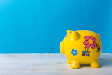 sarı seramik kumbara, yakın çekim  