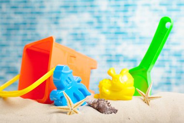 Çocuk oyuncakları kum üzerinde önden görünümü