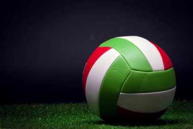 Voleybol topu çimenlerin üzerinde yakın çekim