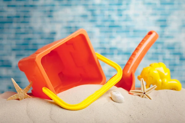 Çocuk oyuncakları kum üzerinde önden görünümü