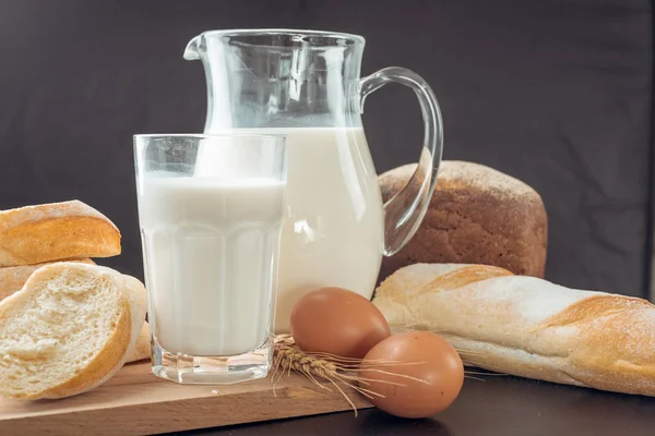 ahşap masa süt ve ekmek ürünlerde