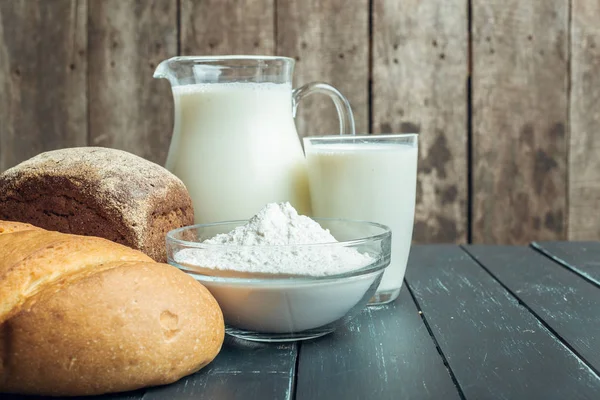 ahşap masa süt ve ekmek ürünlerde 