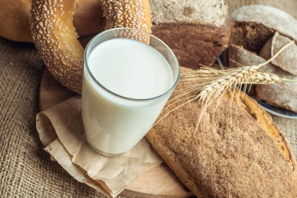 Ürünlerin süt ve ekmek yakın çekim