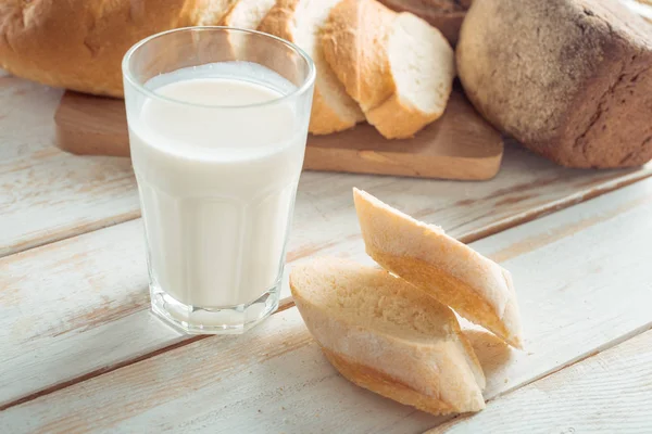 Bir bardak süt ve ekmek.