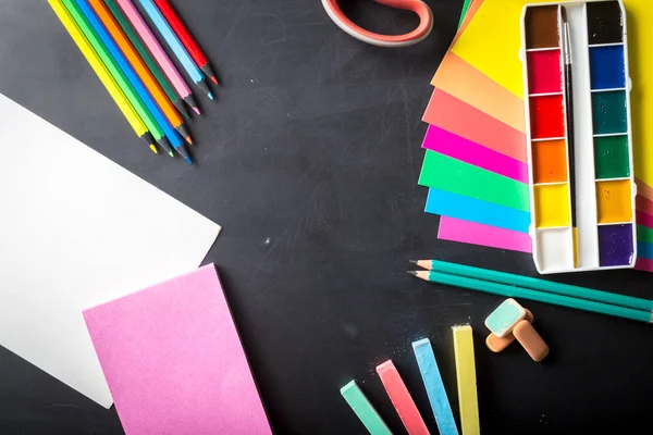 Suluboya boya fırçaları ve kağıt sayfalarının ayarla