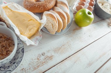 süt ve süt ürünleri, süt, yumurta, ekmek ile natürmort 