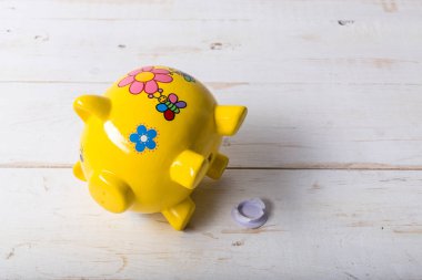 sarı seramik kumbara, yakın çekim  