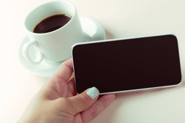 El ve kahve masada Smartphone