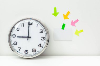 Beyaz Ofis masaları çıkartmaları ile saat