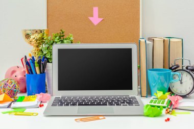 İş yerinde çeşitli renkli ileti örneği nesneler ile yaratıcı kişinin