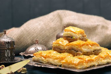 Türk ramazan tatlı Baklava gümüş tepsi, yakın çekim