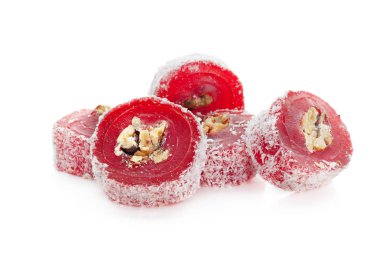 Beyaz arka plan üzerinde izole lezzetli oryantal tatlı yakın çekim 