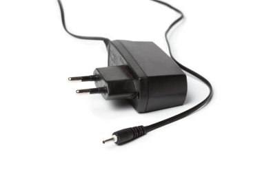 Elektrik güç adaptörü beyaz arkaplanda izole edildi