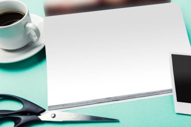 Dergi sayfaları yüksek açılı görünüş