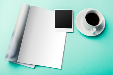 Dergi sayfaları ve kahve fincan tabağı üzerinde